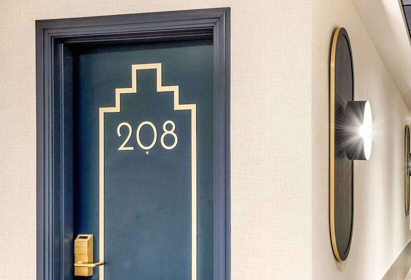 Royal William, Ascend Hotel Collection