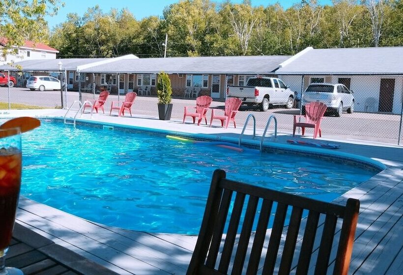 호텔 Silverwood Inn & Suites