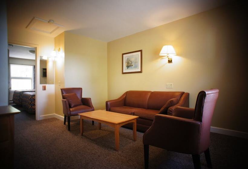 Отель Silverwood Inn & Suites