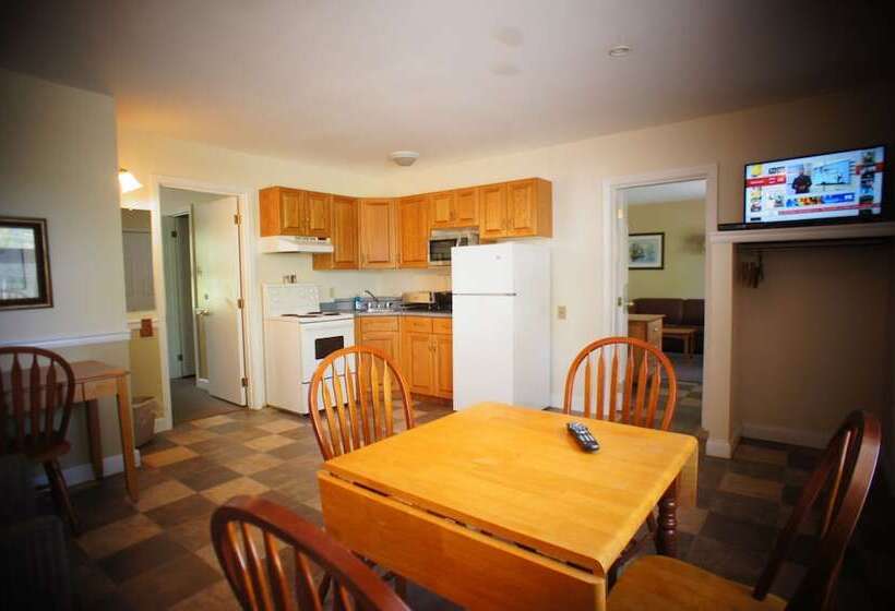 Отель Silverwood Inn & Suites