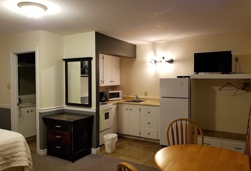 Отель Silverwood Inn & Suites