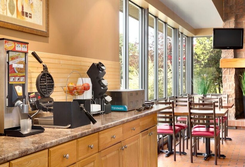 בית מלון כפרי Travelodge By Wyndham North Bay Lakeshore