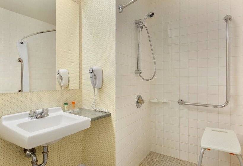 בית מלון כפרי Travelodge By Wyndham North Bay Lakeshore