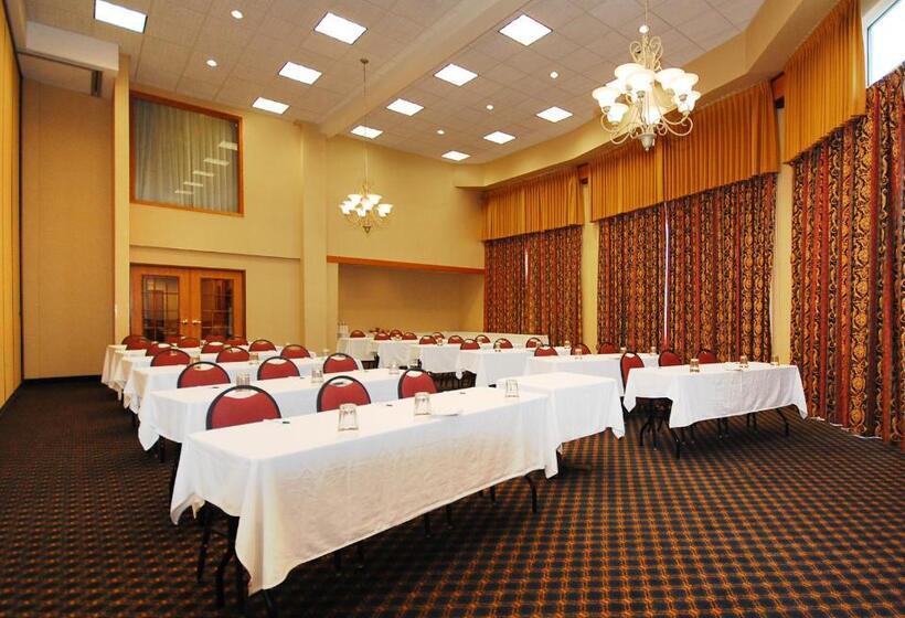 בית מלון כפרי Wyndham Garden Madison Fitchburg