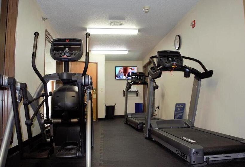 בית מלון כפרי Wyndham Garden Madison Fitchburg