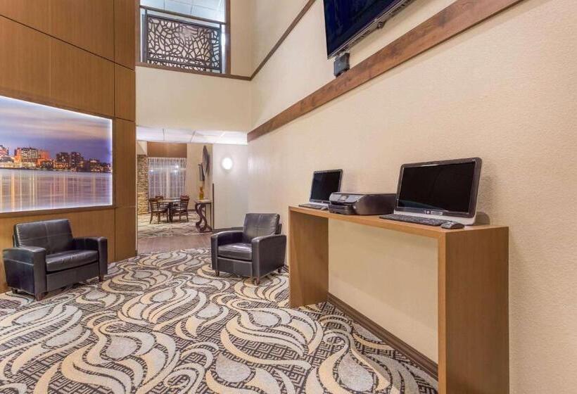 בית מלון כפרי Wyndham Garden Madison Fitchburg