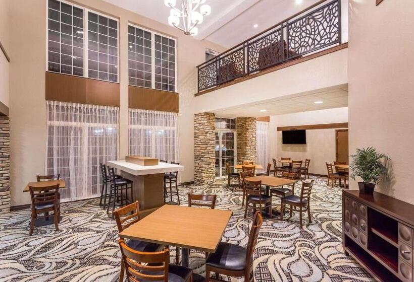 בית מלון כפרי Wyndham Garden Madison Fitchburg