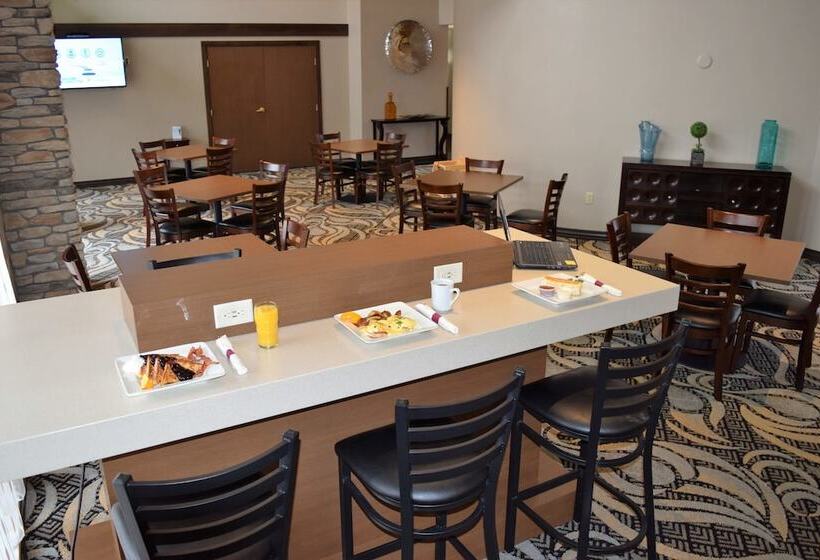 בית מלון כפרי Wyndham Garden Madison Fitchburg