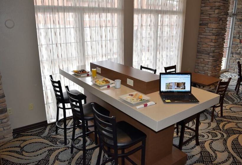 בית מלון כפרי Wyndham Garden Madison Fitchburg