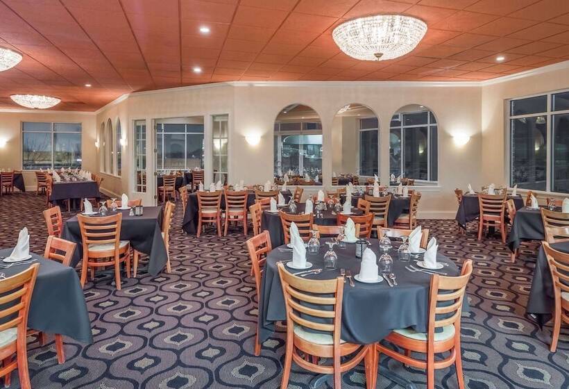 בית מלון כפרי Wyndham Garden Madison Fitchburg