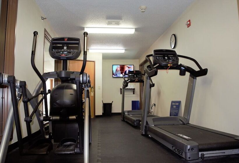 בית מלון כפרי Wyndham Garden Madison Fitchburg