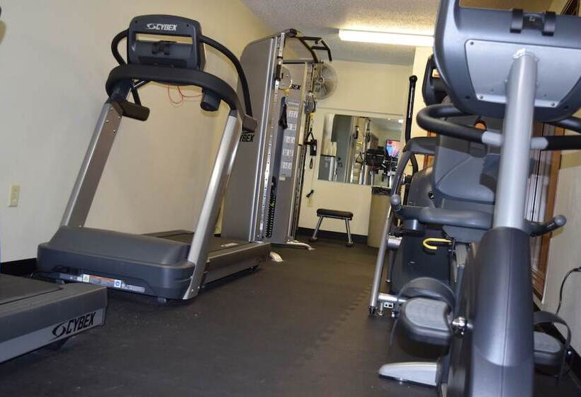 בית מלון כפרי Wyndham Garden Madison Fitchburg