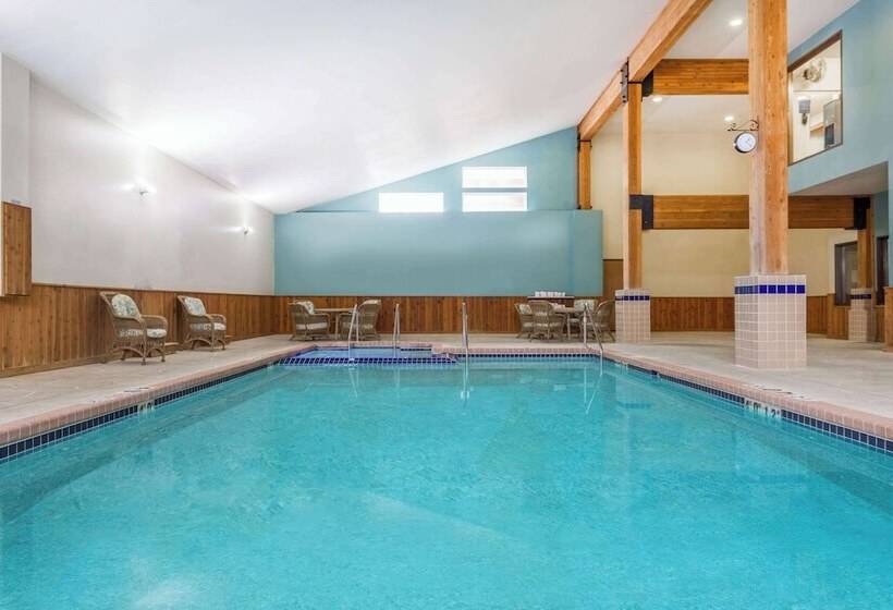 בית מלון כפרי Wyndham Garden Madison Fitchburg