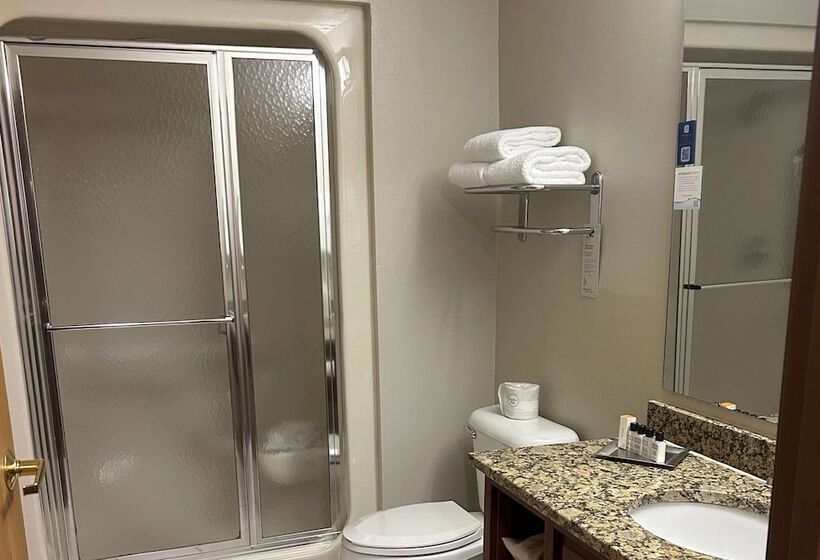 בית מלון כפרי Wyndham Garden Madison Fitchburg