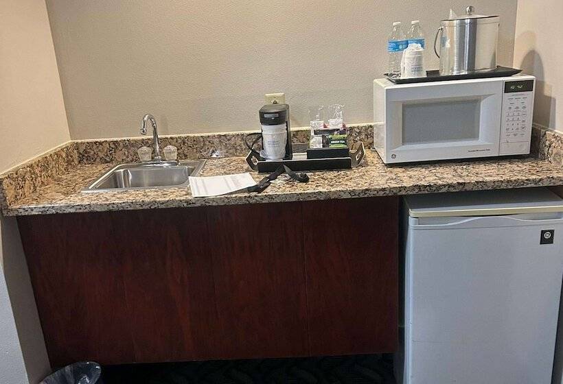 בית מלון כפרי Wyndham Garden Madison Fitchburg