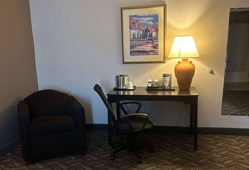 בית מלון כפרי Wyndham Garden Madison Fitchburg