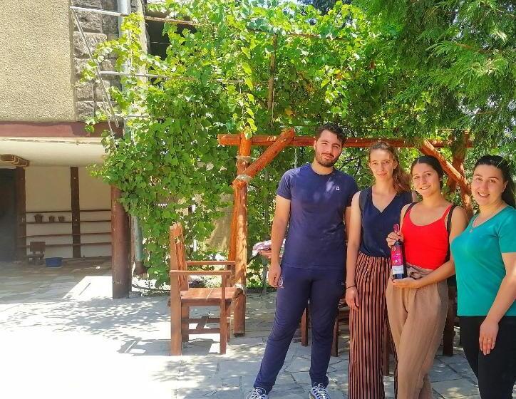 تختخواب و صبحانه Elegaya Guest House