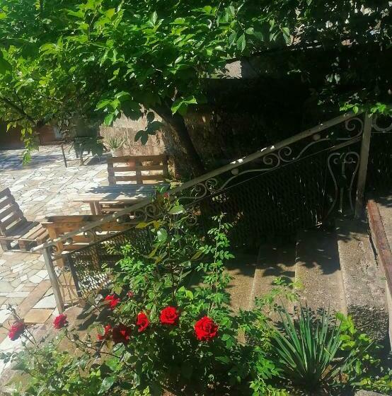 تختخواب و صبحانه Elegaya Guest House