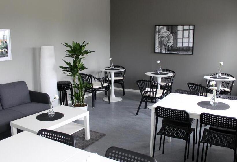 De La Gardie Park Vandrarhem Hostel