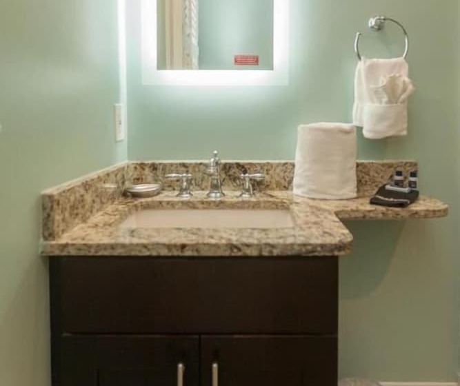 Hemingway House Bed And Breakfast