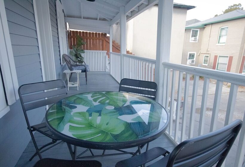 Hemingway House Bed And Breakfast