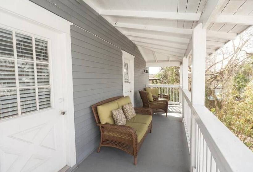 Hemingway House Bed And Breakfast