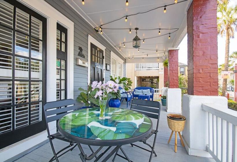 Hemingway House Bed And Breakfast