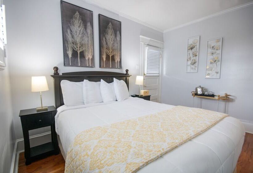 Hemingway House Bed And Breakfast