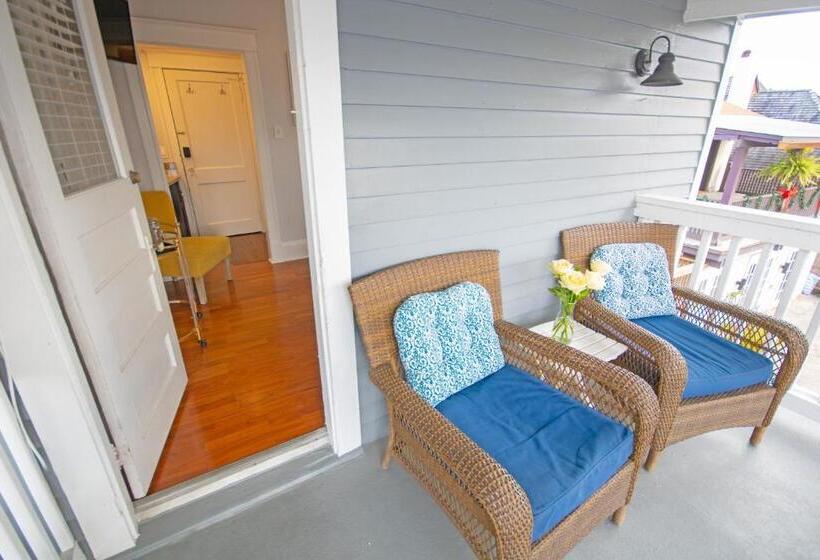 Hemingway House Bed And Breakfast