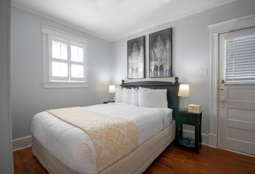 Hemingway House Bed And Breakfast