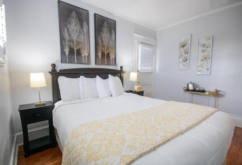 Hemingway House Bed And Breakfast