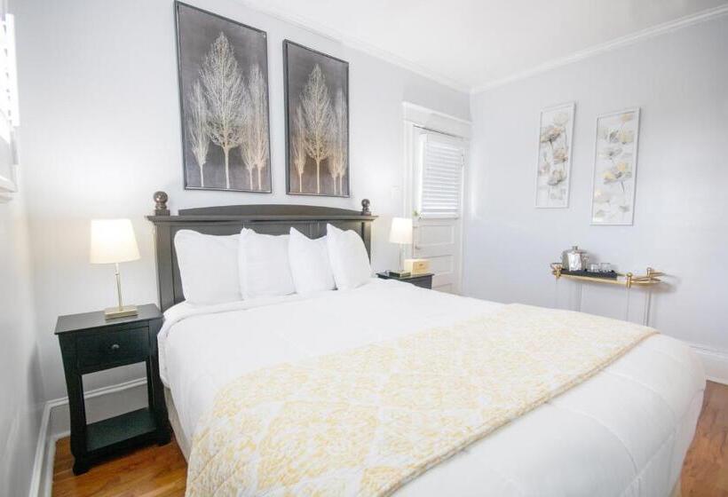 Hemingway House Bed And Breakfast