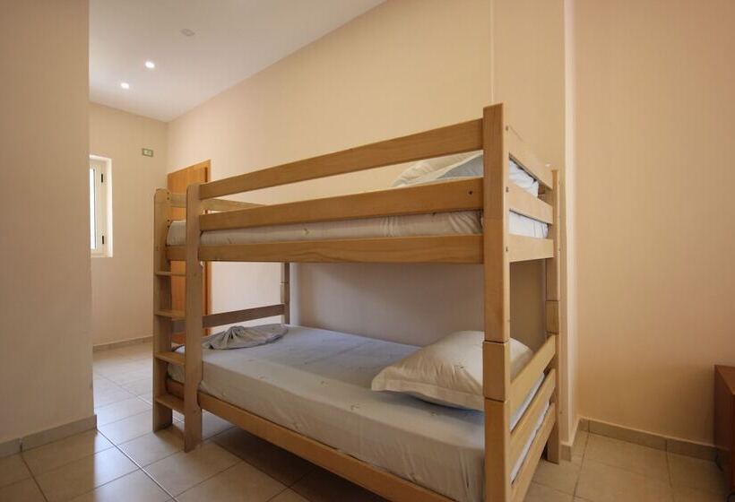 בית מלון כפרי Ambassador Resort