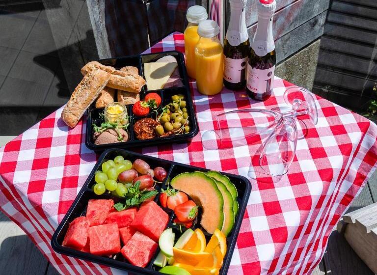 Отель Beach Hut Suites