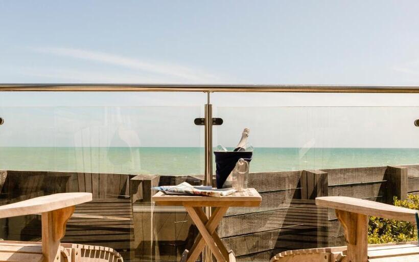 Отель Beach Hut Suites