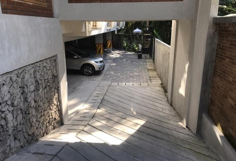 בית מלון כפרי The Sarining