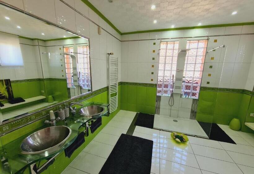 پانسیون Airport Luxury Apartman 42