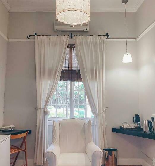 פנסיון Ebony Lodge