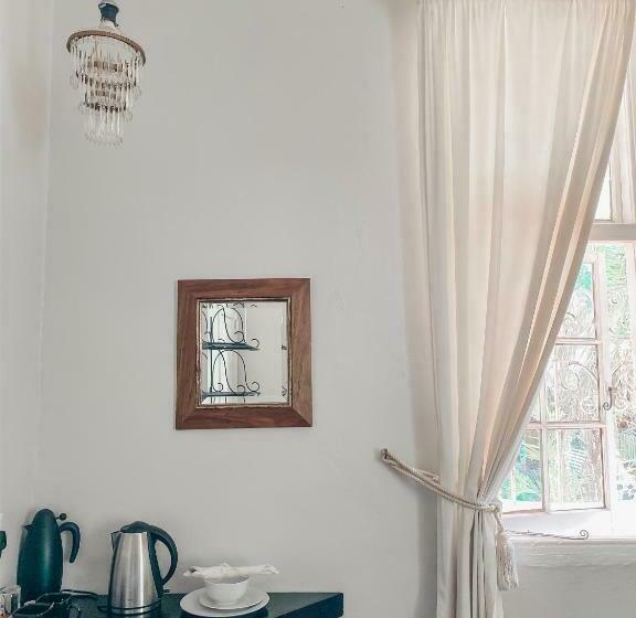 פנסיון Ebony Lodge