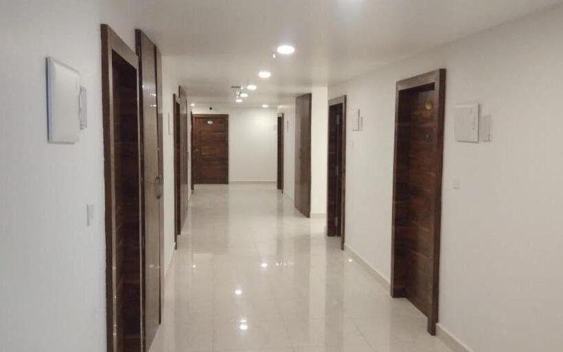 ユースホステル Sahasra Dla