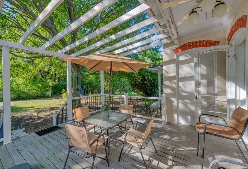 צימר Monroe Manor Inn