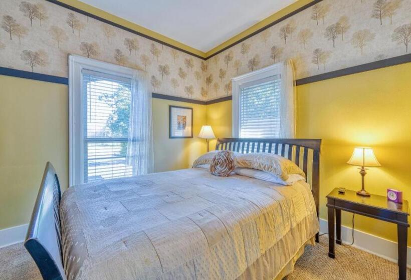 צימר Monroe Manor Inn