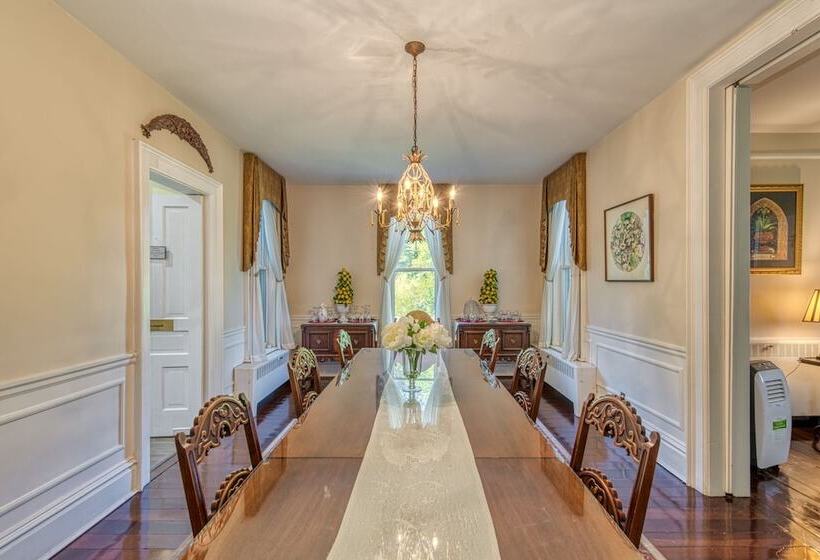 צימר Monroe Manor Inn