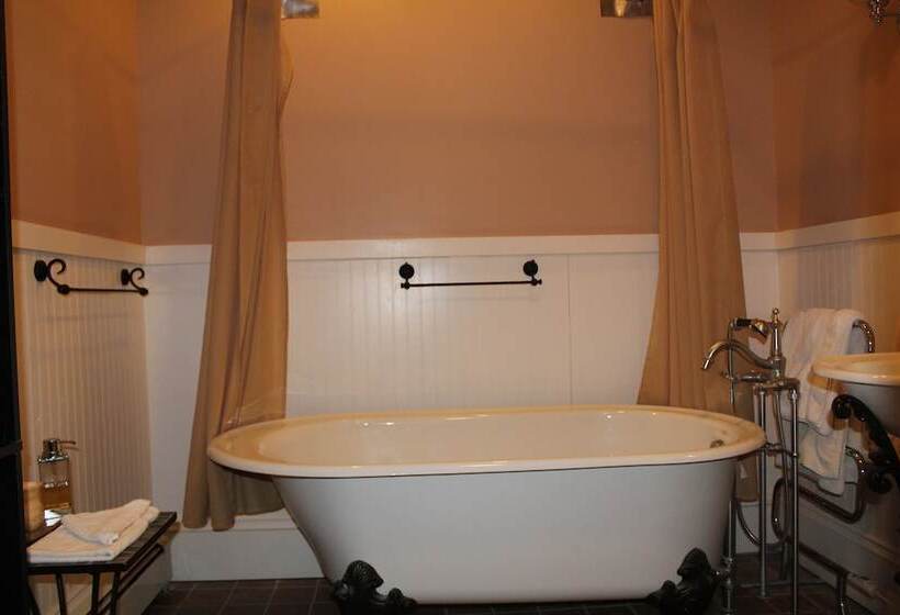 צימר Monroe Manor Inn