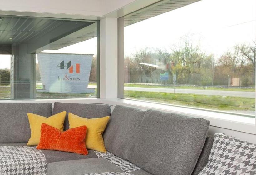 فندق 4411 Inn & Suites