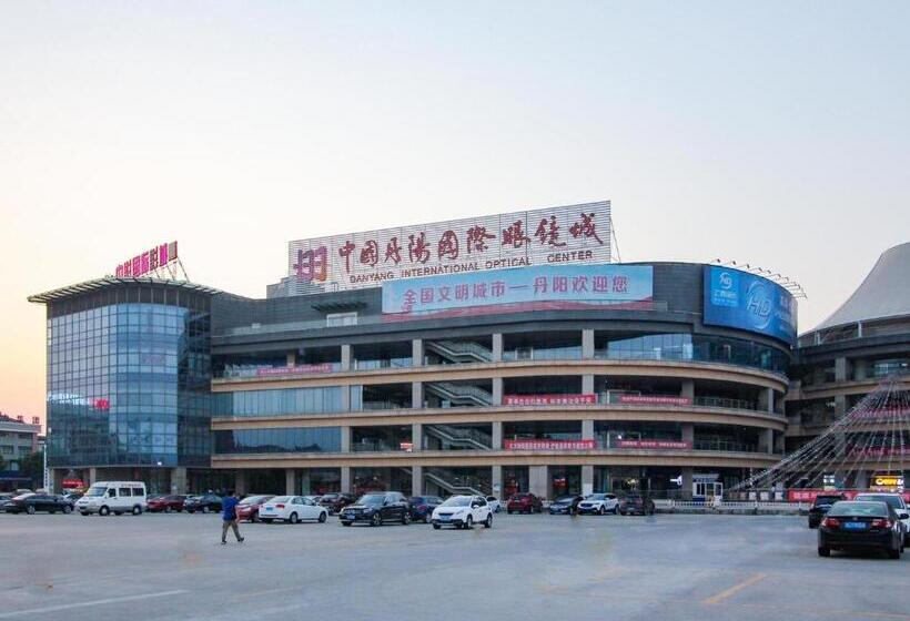 בית מלון כפרי 7days Inn Danyang Train Station Wuyue Square Branch