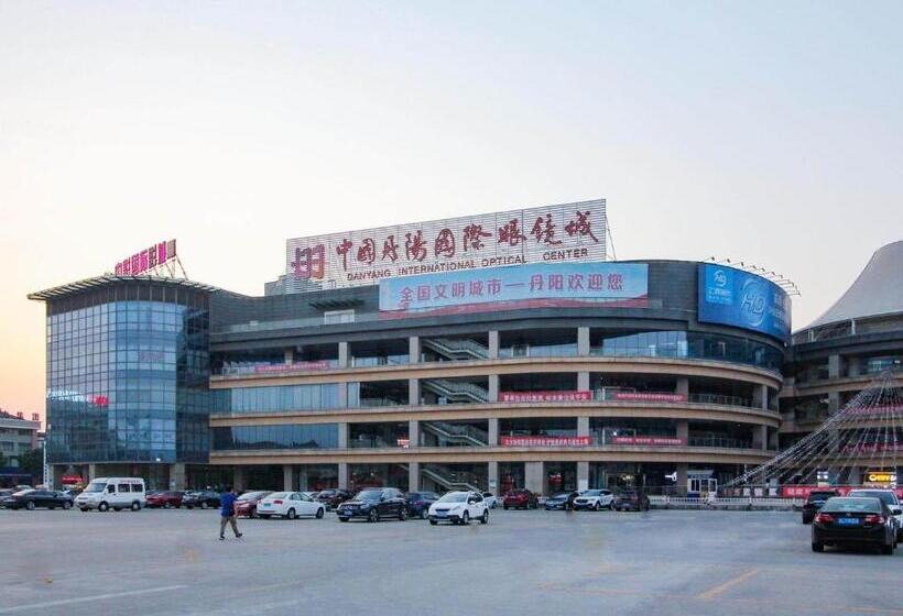 בית מלון כפרי 7days Inn Danyang Train Station Wuyue Square Branch