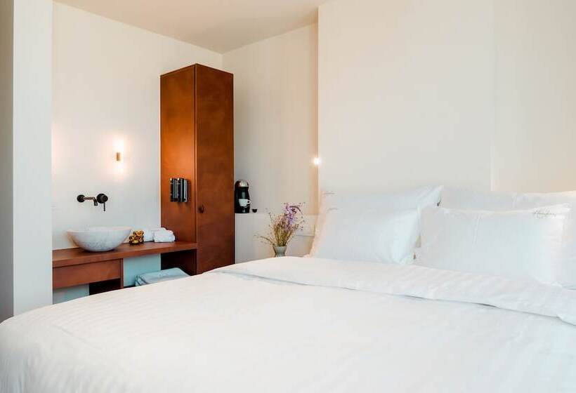 ホテル Heirloom   The Librarian