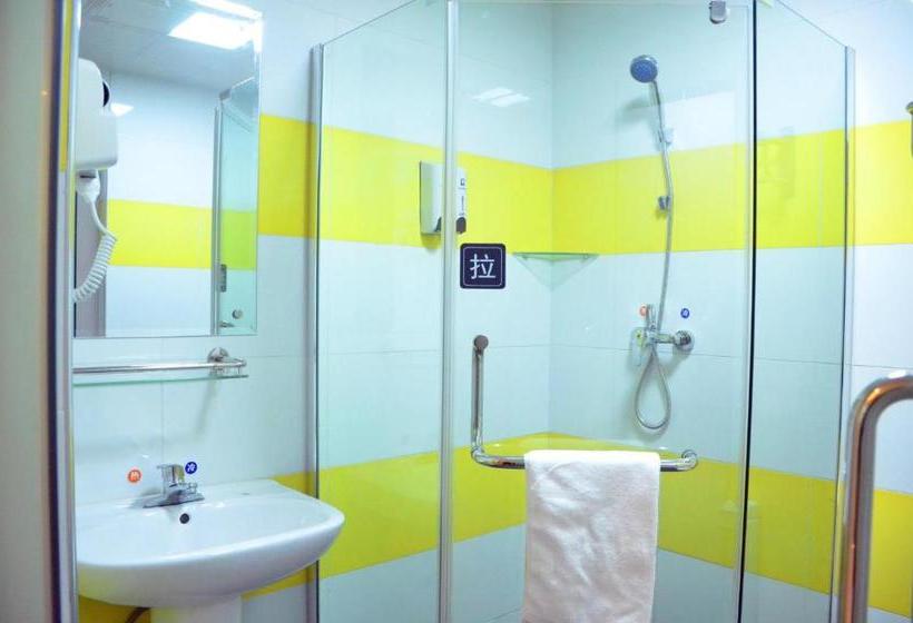 هتل 7days Inn Urumqi Happiness Road Bazaar