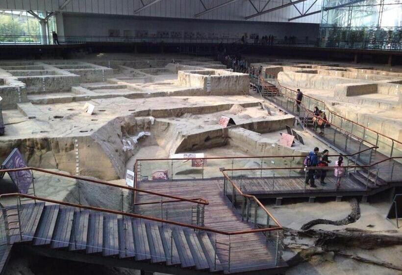 Отель 7days Premium Chengdu Dufu Thatched Cottage